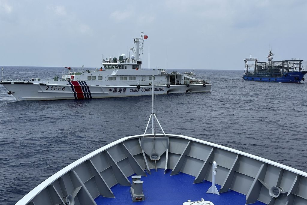 Kapal Penjaga Pantai China (kiri)  dan Kapal Milisi China (kanan) menghadang kapal Penjaga Pantai Filipina, BRP Sindangan, saat menuju atol Second Thomas untuk mengirim suplai makanan dan logistik untuk para marinir Filipina yang berjaga di sana, Rabu (4//10/2023). 