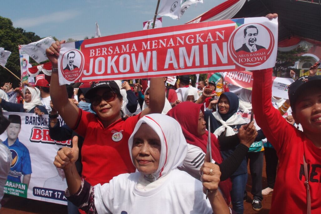 Kader dan simpatisan partai pengusung pasangan capres-cawapres Jokowi-Ma'ruf Amin mengikuti kampanye terbuka di Lapangan Kamboja, Pancoran Mas, Depok, Jawa Barat, Sabtu (30/3/19).