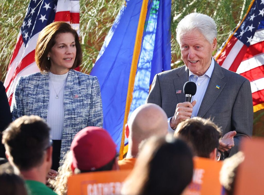 Mantan presiden Bill Clinton berbicara disamping Senator Catherine Cortez Masto dari Partai Demokrat-Nevada saat berkampanye di Henderson, Nevada pada MInggu (6/11/2022).