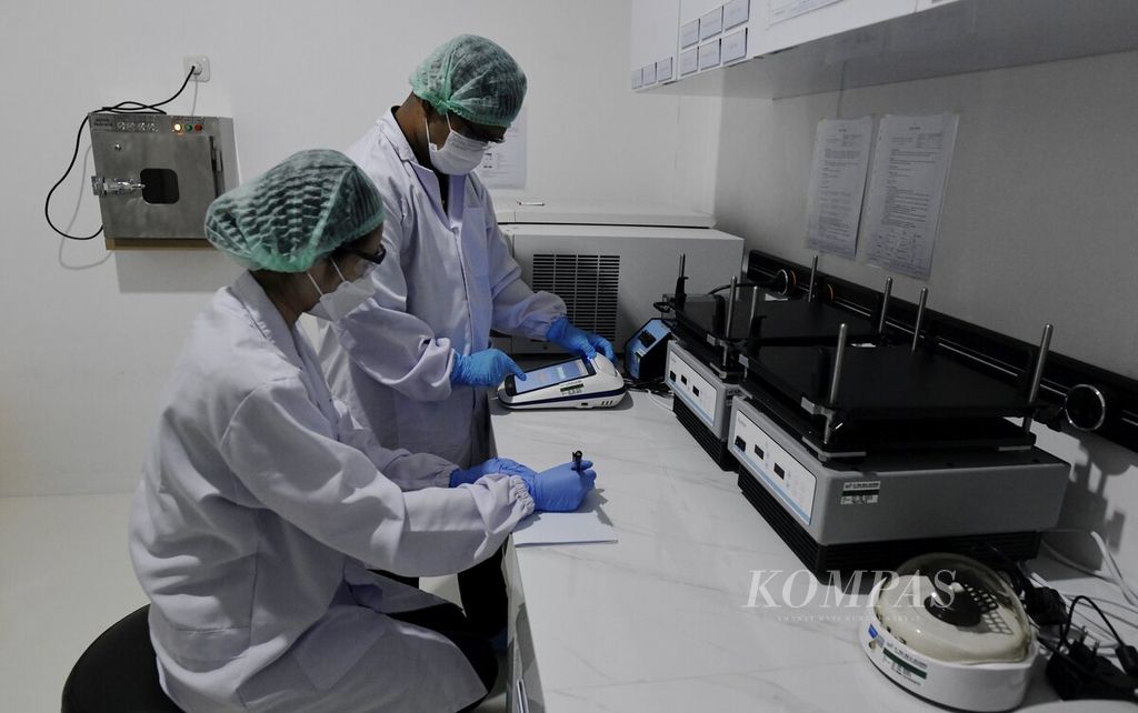 The activities of laboratory staff are visible while testing DNA samples (<i>deoxyribonucleic acid</i>) in the Asaren laboratory, a biotechnology start-up company in Jakarta, Thursday (20/10/2022). Apart from finding out health information, DNA testing can also be used for many things, especially related to genetic information. This DNA test is also one of the methods used by urbanites to find out their origins.