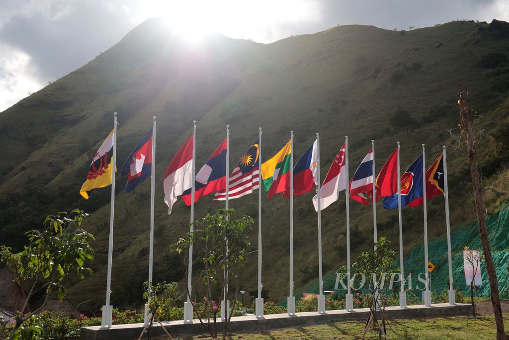 Bendera negara peserta KTT ke-42 ASEAN berkibar di Golo Mori, Kecamatan Komodo, Manggarai Barat, Nusa Tenggara Timur, tempat dilaksanakannya Pertemuan Para Direktur Jenderal (SOM) ASEAN dalam rangkain KTT ke-42 ASEAN, Senin (8/5/2023).