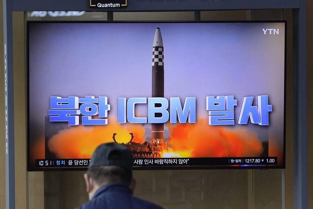 Seorang pria menonton televisi yang menayangkan program berita tentang uji tembak rudal balistik antarbenua (ICBM) Hwasong-17 oleh militer Korea Utara di stasiun kereta api di Seoul, Korea Selatan, Jumat (25/3/2022). 