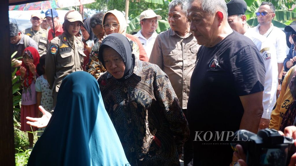 Menteri Sosial Tri Rismaharini berbicara dengan seorang ibu yang memasung anaknya yang mengalami gangguan jiwa di Desa Bagagap, Kecamatan Barambai, Kabupaten Barito Kuala, Kalimantan Selatan, Rabu (12/6/2024). 