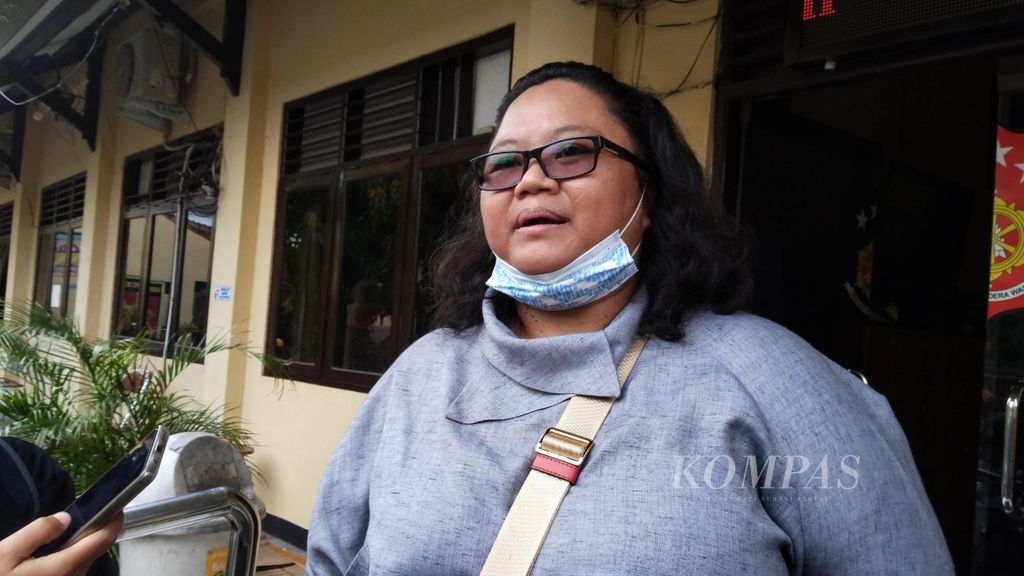 Elna Febi Astuti, penasihat hukum korban dugaan kekerasan seksual yang dialami siswa sebuah sekolah dasar swasta di Yogyakarta, saat diwawancarai di Markas Polresta Yogyakarta, Senin (8/1/2024).