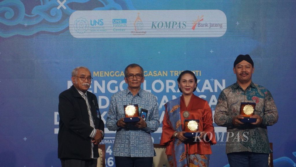 Para pembicara berfoto bersama seusai diskusi publik bertajuk Menggelorakan Budaya Bangsa dan Kearifan Lokal” di Kota Surakarta, Jawa Tengah, Jumat (24/6/2022).