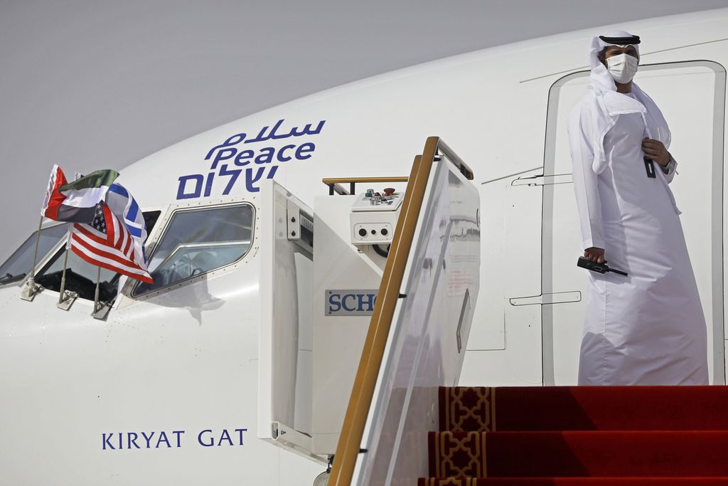 Seorang petugas bersiap membuka pintu maskapai nasional Israel, El Al, yang baru mendarat di Abu Dhabi, Uni Emirat Arab, 31 Agustus 2020. Ini penerbangan perdana maskapai Israel ke negara Arab setelah 48 tahun pemutusan hubungan diplomatik. 