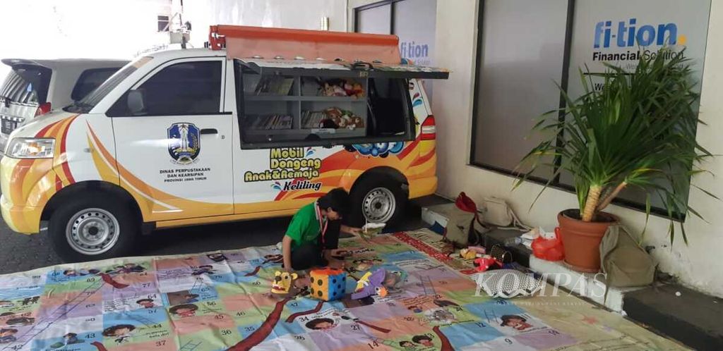 Mobil dongeng Dinas Perpustakaan dan Kearsipan Jawa Timur untuk mendukung Kongres XIV Ikatan Pustakawan Indonesia di Surabaya.