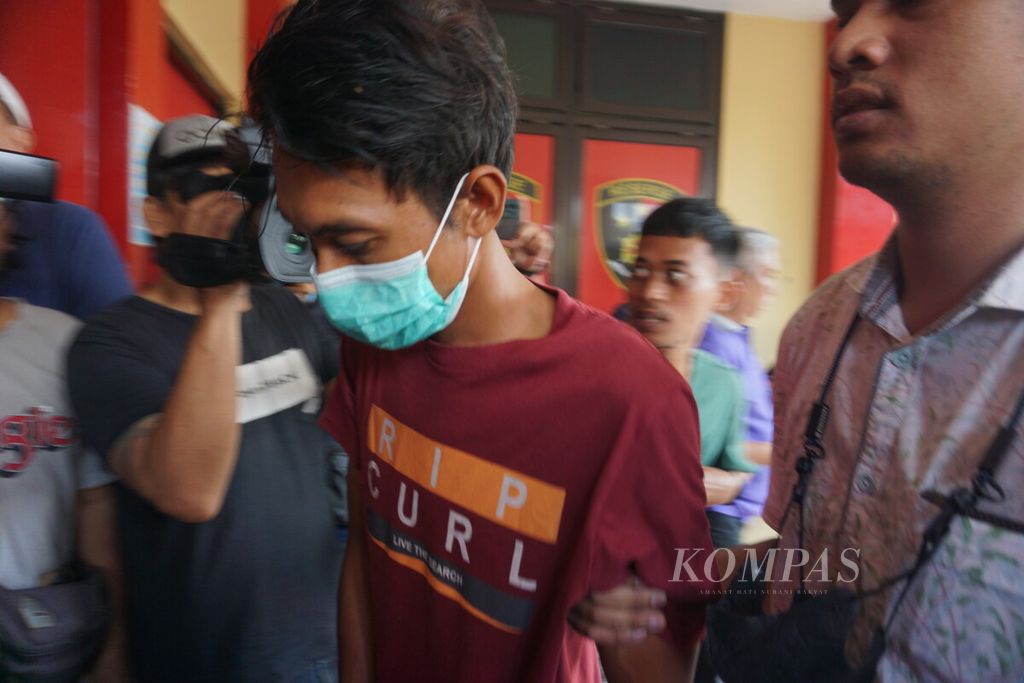 Candra (27), sopir yang sengaja mengendarai mobil masuk ke rel kereta api, ditetapkan sebagai tersangka oleh Polresta Banyumas di Purwokerto, Banyumas, Jawa Tengah, Kamis (20/4/2023).
