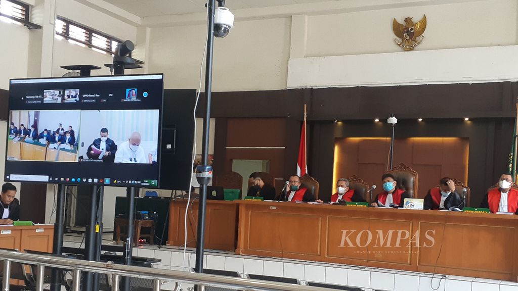 Suasana sidang dakwaan atas perkara dugaan korupsi pembangunan Masjid Raya Sriwijaya dan hak pembelian gas bumi Perusahaan Daerah Pertambangan dan Energi yang menyeret Gubernur Sumatera Selatan Alex Noerdin di Pengadilan Tindak Pidana Korupsi Palembang, Kamis (3/2/2022). 