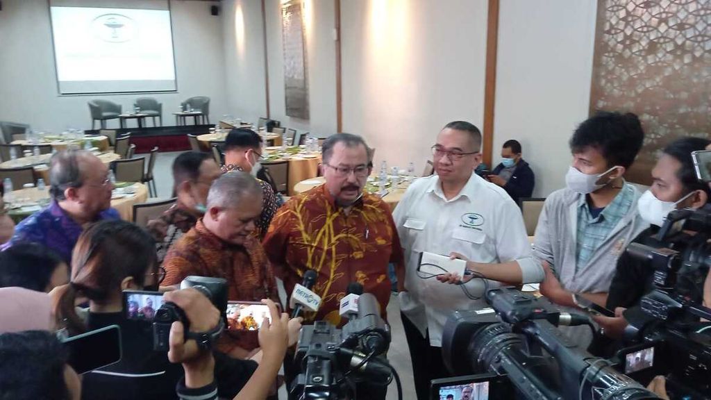 Ketua Umum GPFI Tirto Koesnadi (tengah), Direktur Eksekutif GPFI Elfiano Rizaldi (kiri), dan Sekretaris Jenderal GPFI Andreas Bayu Aji (kanan) sebagai moderator dalam acara Bincang Pagi : Kembalinya Obat Sirup yang Hilang, Jangan Ada EG/DEG di Antara Kita, pada Selasa (20/12/2022) di Jakarta.