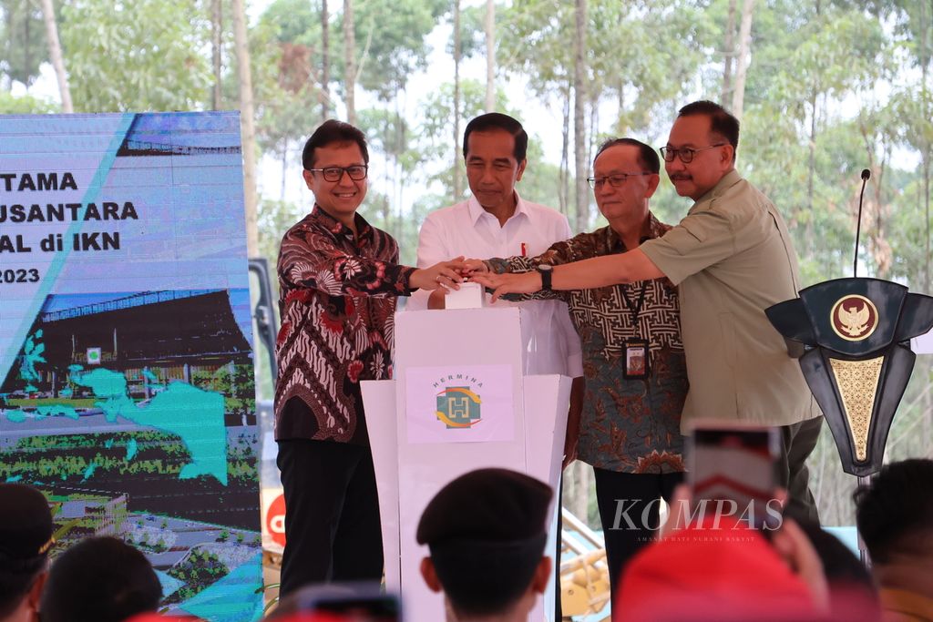 Presiden Joko Widodo meresmikan dimulainya pembangunan RS Hermina Nusantara di IKN, Provinsi Kalimantan Timur, Rabu (1/11/2023).