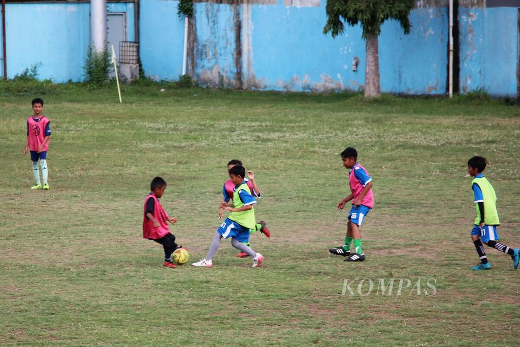 Anak-anak yang tergabung dalam Lambhuk Football Academy berlatih sepak bola di lapangan di Desa Lambhuk, Kecamatan Ulee Kareng, Kota Banda Aceh, Rabu (20/9/2023). Sekolah sepak bola untuk anak usia dini tersebut bagian dari mendukung Lambhuk sebagai desa layak anak.