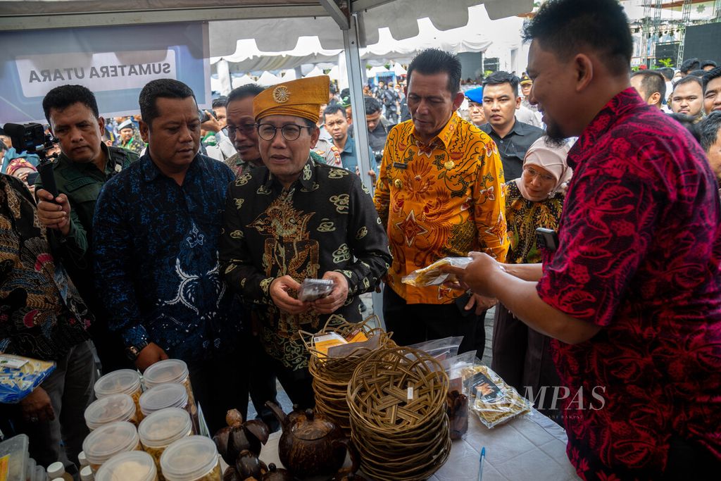 Menteri Desa, Pembangunan Daerah Tertinggal, dan Transmigrasi Abdul Halim Iskandar meninjau salah satu kios BUMDes saat rangkaian Hari BUMDes Nasional di Bintan, Kepulauan Riau, Rabu (1/2/2023).