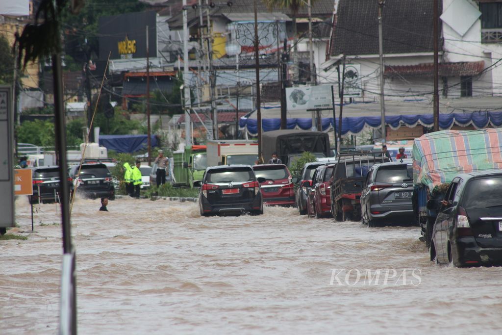 Banjir terjadi di Jalan R Soekamto, Palembang, Sumatera Selatan, Kamis (6/9/2022). Banjir disebabkan oleh luapan air sungai dan cuaca ekstrem. Sejumlah upaya intervensi dilakukan, seperti memasang pompa di daerah rawan.
