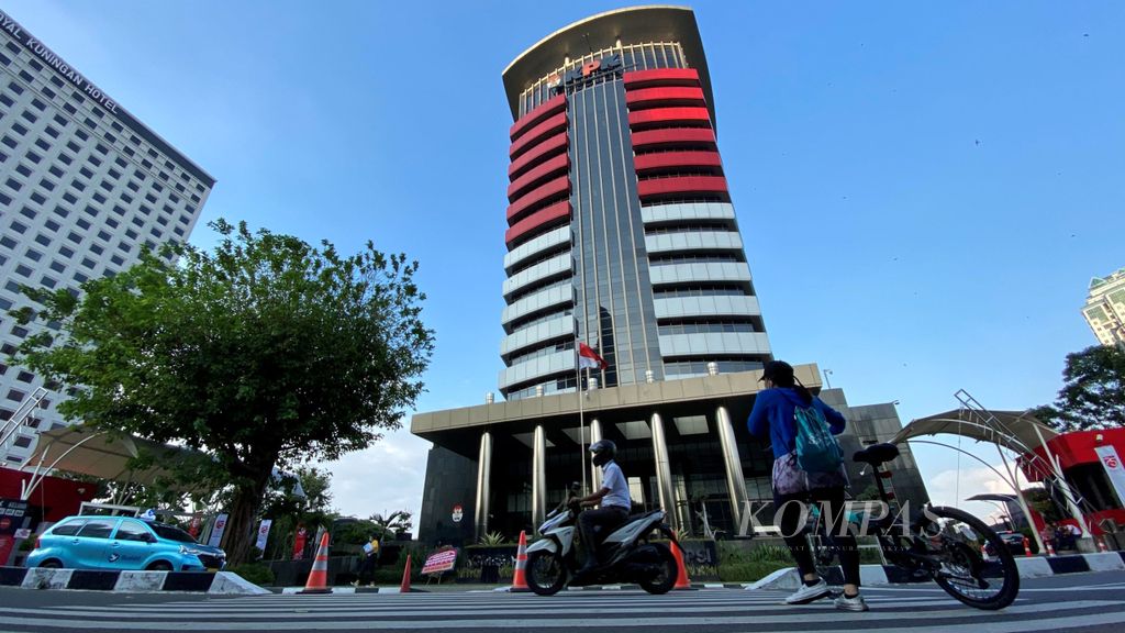 Warga melintas di depan Gedung Merah Putih Komisi Pemberantasan Korupsi (KPK), Kuningan, Jakarta, Senin (6/7/2020). KPK diharapkan menjadi ujung tombak pemberantasan korupsi di Indonesia.
