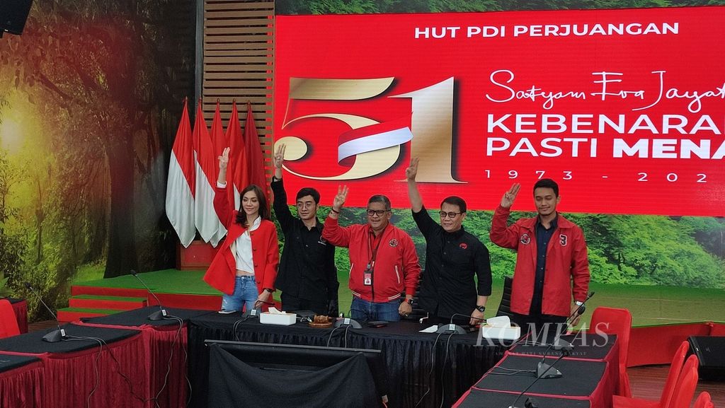 Sekretaris Jenderal PDI Perjuangan Hasto Kristiyanto bersama Ketua DPP PDI Perjuangan Ahmad Basarah dengan ditemani kader PDI Perjuangan muda dalam jumpa pers di Kantor DPP PDI Perjuangan, Jakarta, Sabtu (6/1/2024).