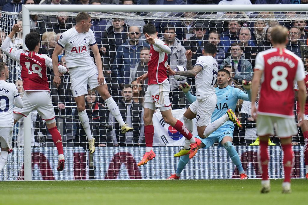 Penyerang Arsenal Kai Havertz mencetak gol ketiga dalam pertandingan Liga Inggris antara Tottenham Hotpur dan Arsenal di Stadion Tottenham Hotspur, London, Minggu (28/4/2024). 