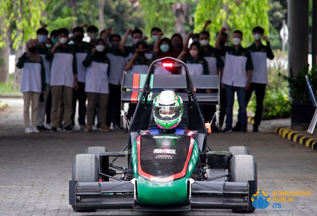 Mobil balap bertenaga listrik Anargya Formula EV Mark 2.0, saat dikemudikan di ITS, Surabaya, Jumat (12/11/2021)