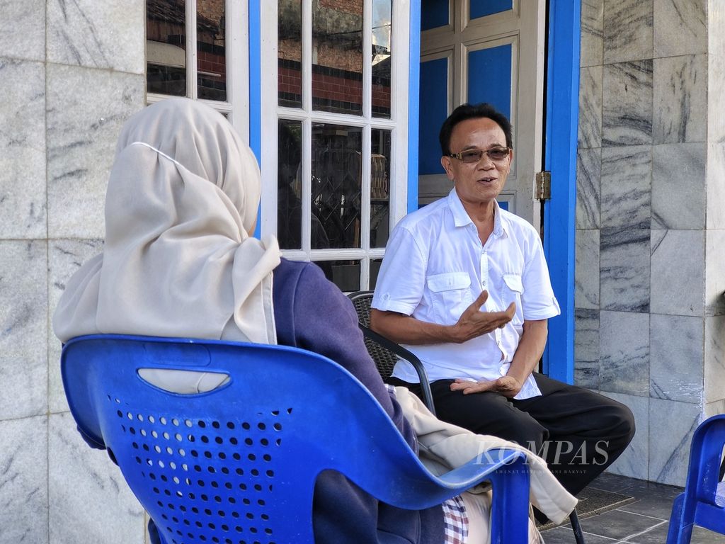 Muhammad Ali Rahman, ketua RT sekaligus kerabat AL, istri pembunuh perempuan dalam koper, saat ditemui di Naga Swidak, Kelurahan 14 Ulu, Kecamatan Seberang Ulu II, Palembang, Sumatera Selatan, Minggu (5/5/2024). 