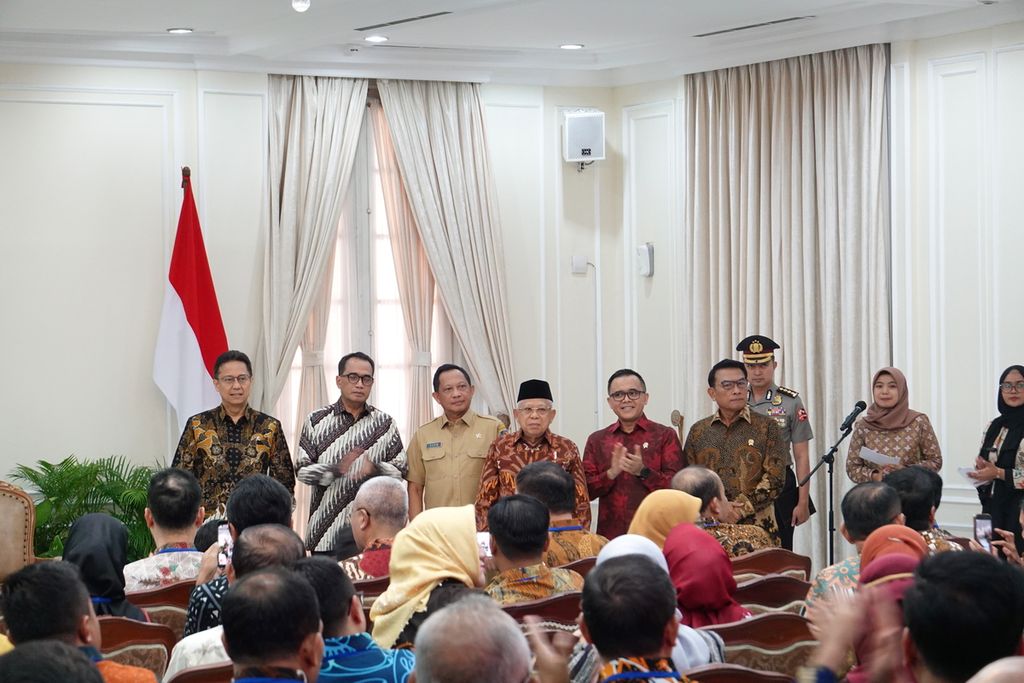 Wakil Presiden Ma'ruf Amin menekan tombol alarm sebagai tanda Soft Launching MPP Digital Nasional di Istana Wapres, Jakarta Pusat, Selasa (20/6/2023).