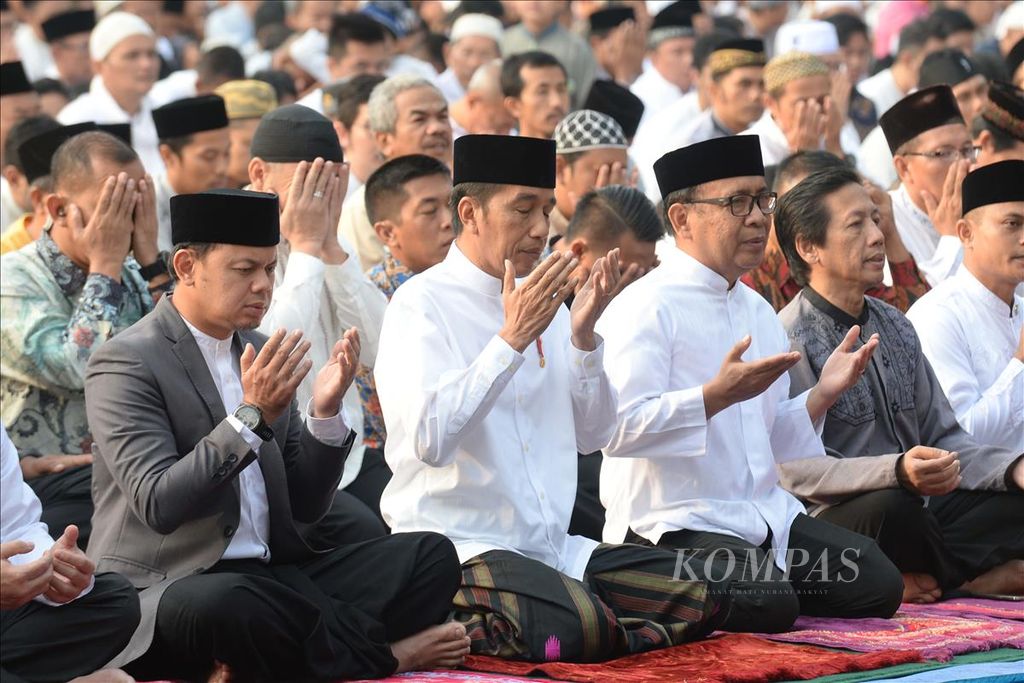 Presiden Joko Widodo menunaikan ibadah shalat Idul Adha 1440 Hijriah bersama masyarakat di Lapangan Astrid, Kebun Raya Bogor, Jawa Barat, Minggu (11/8/2019) pagi.
