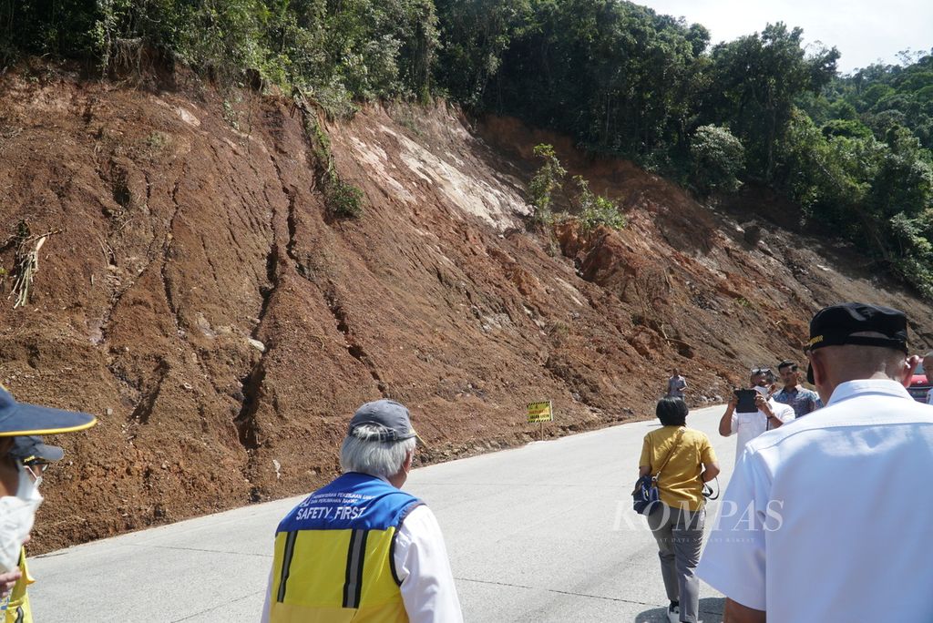 Menteri PUPR Basuki Hadimuljono (kiri) didampingi Gubernur Sumatera Barat Mahyeldi (kanan) memantau kondisi longsor di salah satu titik di jalur Sitinjau Lauik, Kota Padang, Sumatera Barat, Rabu (2/11/2022).