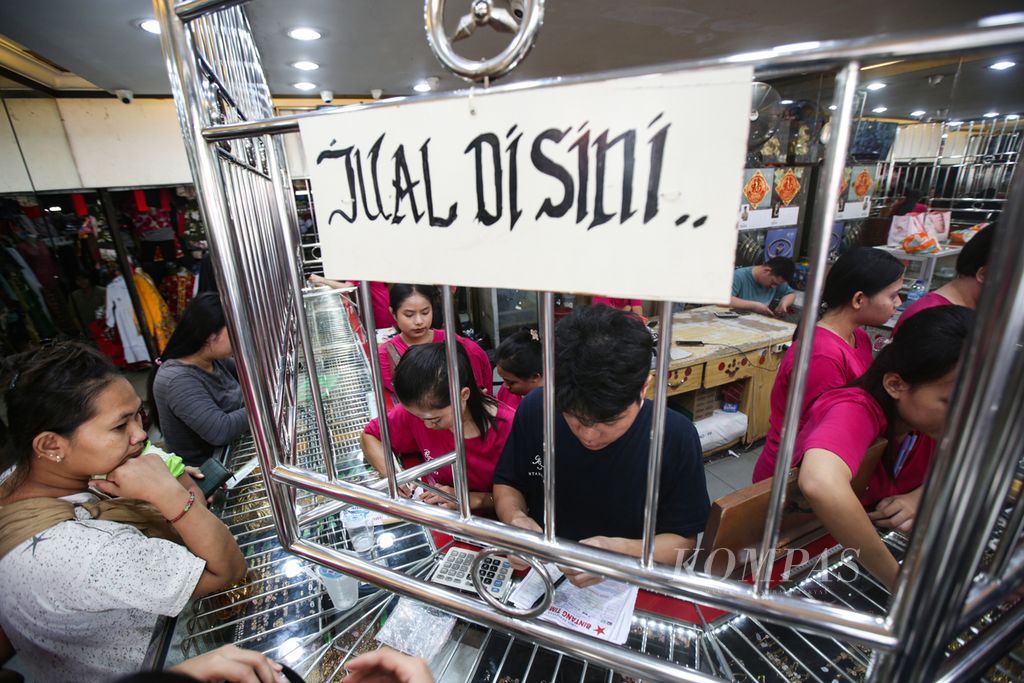 Employees estimated the value of gold jewelry sold by visitors at Bintang Timur Gold Shop in Kebayoran Lama Market, South Jakarta, on Wednesday (17/4/2024). Traders admitted that some visitors sold their gold jewelry after the post-Eid al-Fitr season.