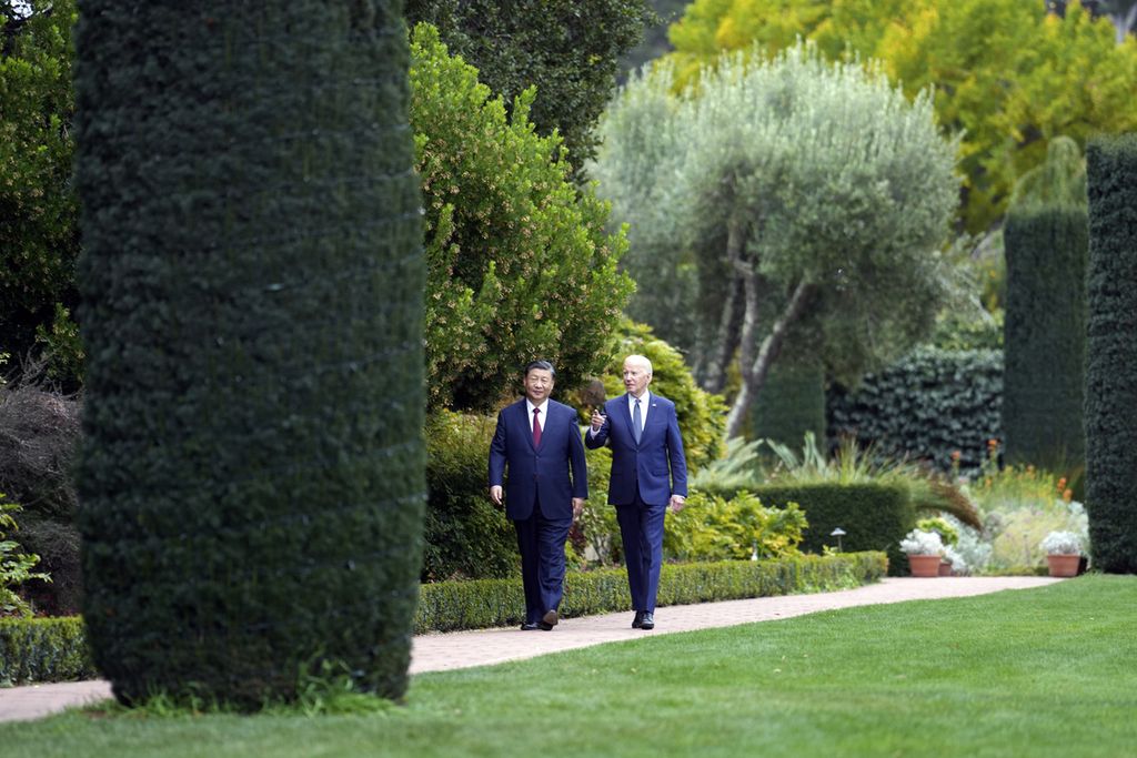 Presiden Joe Biden dan Presiden China Presiden Xi Jinping berjalan di taman di Filoli Estate di Woodside, California, AS, 15 November 2023, di sela-sela konferensi Kerja Sama Ekonomi Asia-Pasifik. 