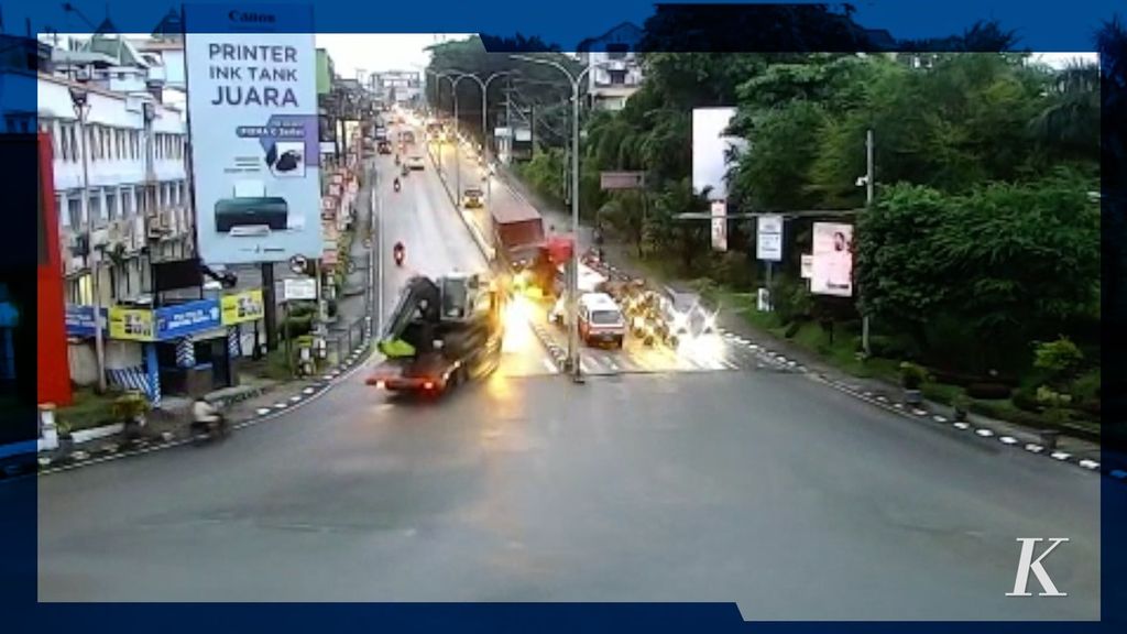 Tabrakan beruntun terjadi di Jalan Soekarno-Hatta, Simpang Muara Rapak, Balikpapan, Kalimantan Timur, Jumat (21/1/2022) pukul 06.15 Wita. Dari video terlihat sebuah truk tronton melaju kencang dan menabrak kendaraan di depannya.