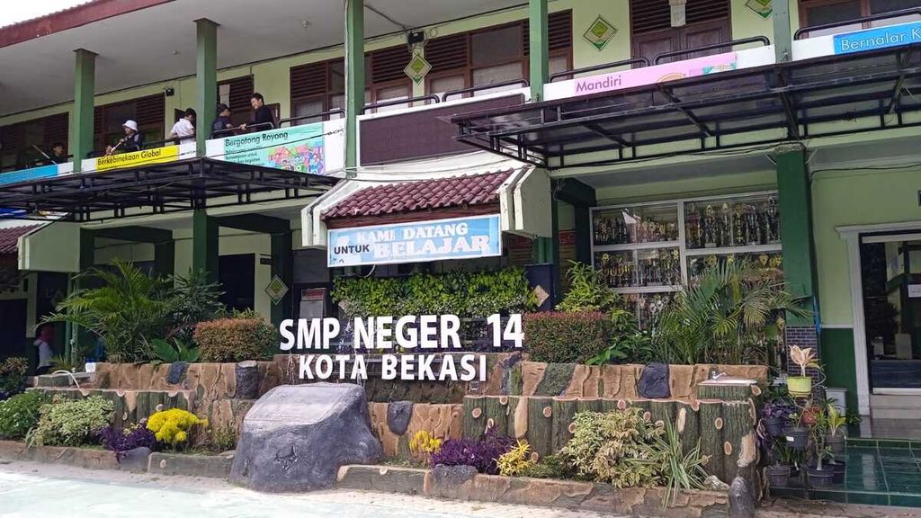 SMPN 14 Kota Bekasi yang terletak di Bekasi Barat, Kota Bekasi, Jawa Barat.