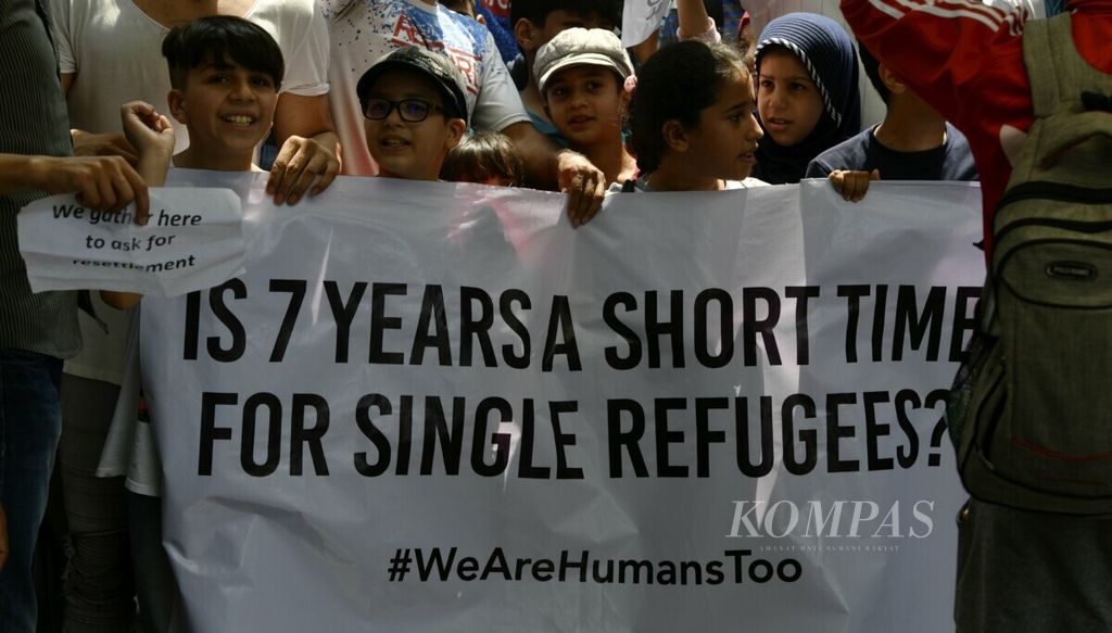 Para pengungsi dan pencari suaka dari negara-negara yang sedang dilanda konflik, seperti Afghanistan dan Irak, berunjuk rasa di depan Kantor Komisioner Tinggi PBB untuk Pengungsi (UNHCR) di Jakarta, Kamis (1/8/2019). Mereka mengharapkan kejelasan nasib dan kepastian untuk segera mendapatkan pemukiman kembali ke negara tujuan. 