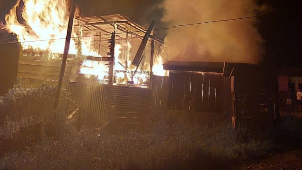 Pembakaran salah satu dari 18 rumah warga oleh sekelompok orang di Distrik Kamu, Kabupaten Dogiyai, Senin (23/5/2022).