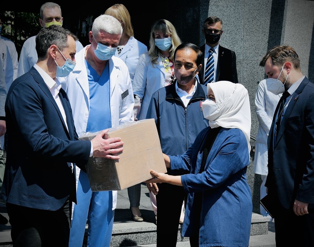 Ibu Iriana Joko Widodo secara simbolis menyerahkan bantuan kemanusiaan berupa obat-obatan kepada Pusat Ilmiah dan Bedah Endokrin, Transplantasi Organ dan Jaringan Endokrin Ukraina di Kota Kyiv, Rabu, 29 Juni 2022.