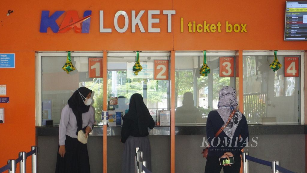 Penumpang membeli tiket di Stasiun Solo Balapan, Kota Surakarta, Jawa Tengah, Selasa (26/4/2022). 