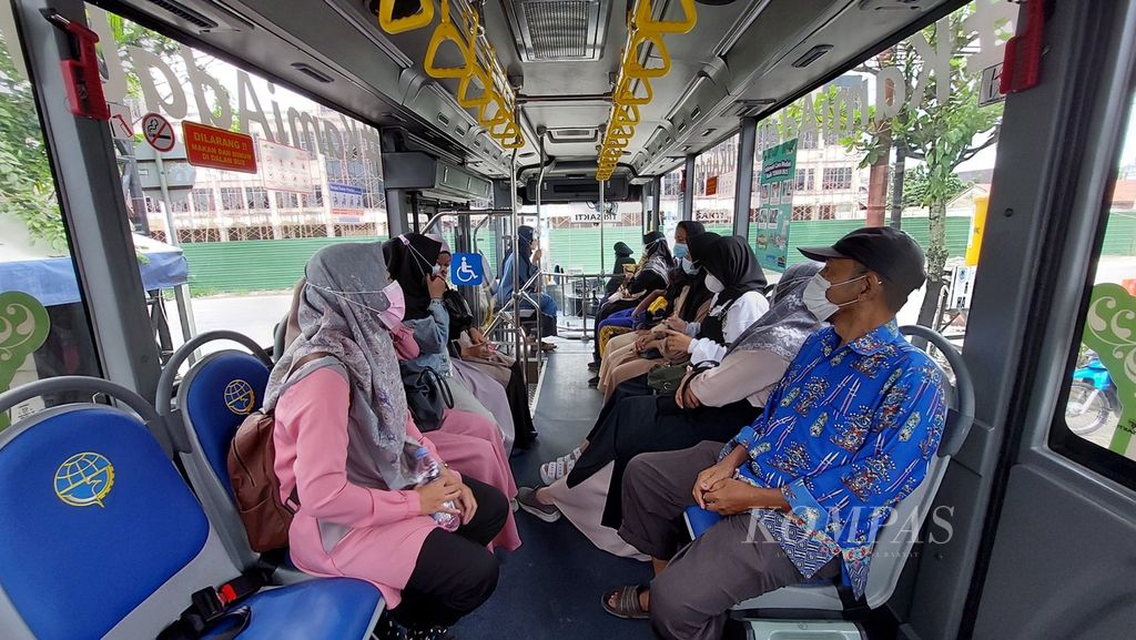 Warga menumpang bus Trans Banjarbakula di Kota Banjarmasin, Kalimantan Selatan, Sabtu (19/2/2022). Layanan bus berskema BTS di Koridor 2 itu masih normal saat pemberlakuan pembatasan kegiatan masyarakat atau PPKM level 3 di Banjarmasin.