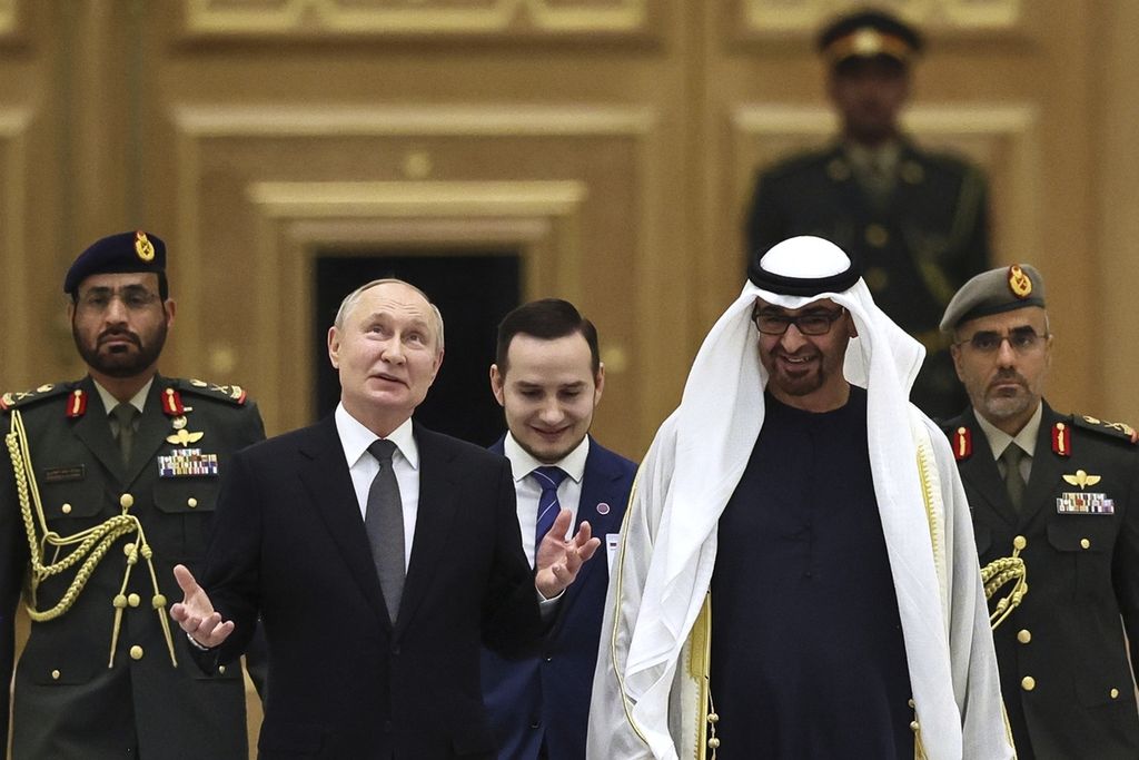 Presiden UEA Sheikh Mohammed bin Zayed Al Nahyan dan Presiden Rusia Vladimir Putin saat acara resmi penyambutan di Istana Qasr Al Watan, Abu Dhabi, UEA Rabu (6/12/2023). 