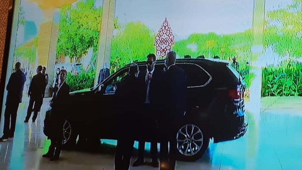 Mobil yang mengangkut Menteri Luar Negeri Amerika Serikat (AS) berhenti lama di depan lobi Hotel Mulia di Nusa Dua, Kabupaten Badung, Bali, Jumat (8/7/2022).