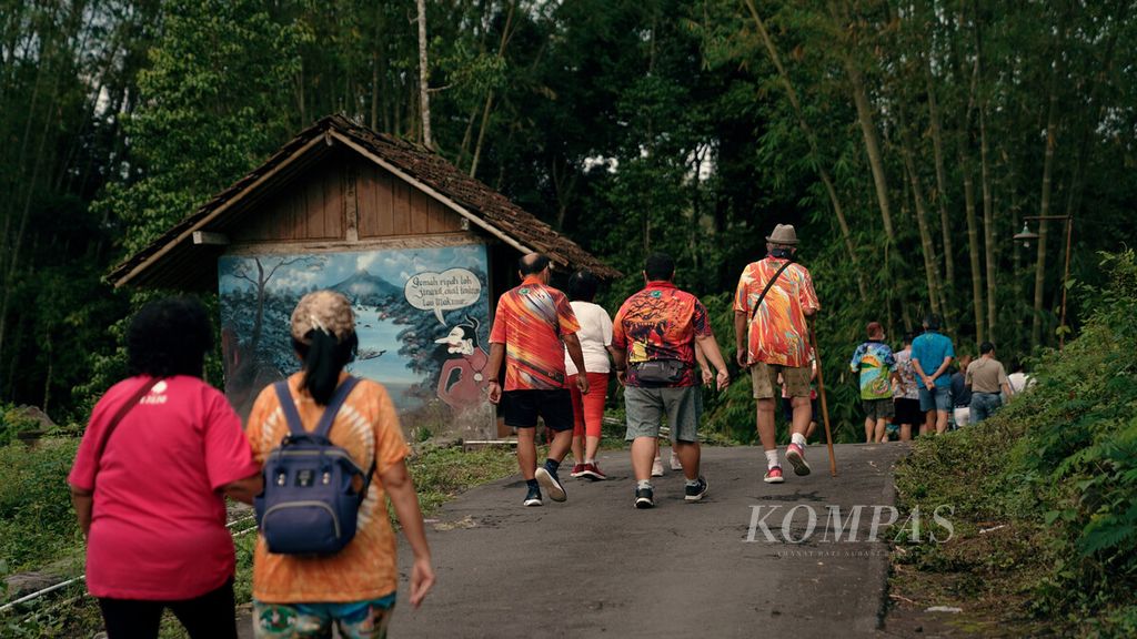 Wisatawan lokal berjalan menuju Omah Petroek di Dusun Wonorejo, Desa Hargobinangun, Pakem, Sleman, Yogyakarta, Senin (8/11/2021). 