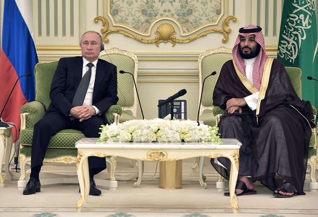 Presiden Rusia Vladimir Putin (kiri) bertemu dengan Putra Mahkota Arab Saudi Pangeran Mohammed bin Salman di Riyadh, Arab Saudi, 14 Oktober 2019. 
