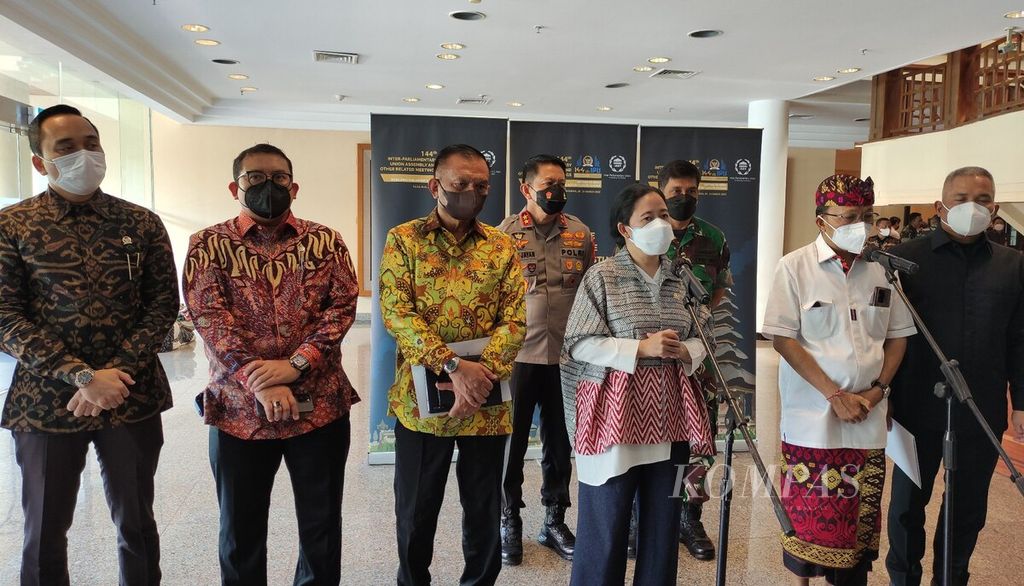 Ketua DPR Puan Maharani (depan, kiri) bersama Gubernur Bali Wayan Koster (depan, kedua dari kanan) memberikan keterangan dalam konferensi pers di Nusa Dua, Badung, Senin (14/3/2022), mengenai persiapan Sidang ke-144 Inter-Parliamentary Union (IPU) Assembly and Related Meetings yang akan digelar di Bali, 20-24 Maret 2022. 