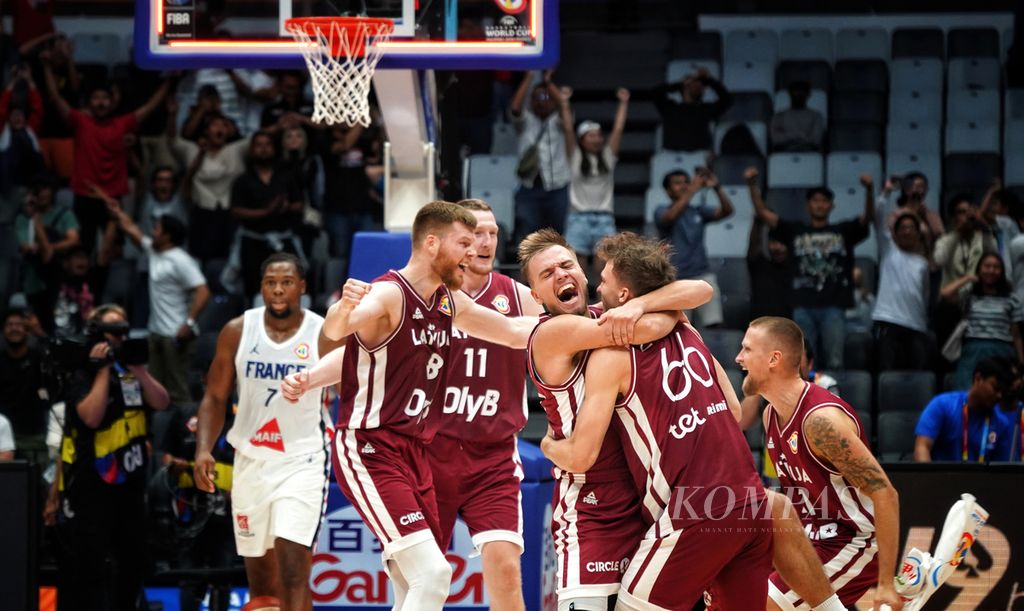 Para pemain Latvia meluapkan kegembiraan setelah mengalahkan Perancis, 88-86, pada laga Grup H Piala Dunia FIBA 2023 di Stadion Indonesia Arena, Jakarta, Minggu (27/8/2023). Latvia akan menghadapi Kanada, Selasa (28/8/2023), untuk menentukan posisi teratas Grup H. 