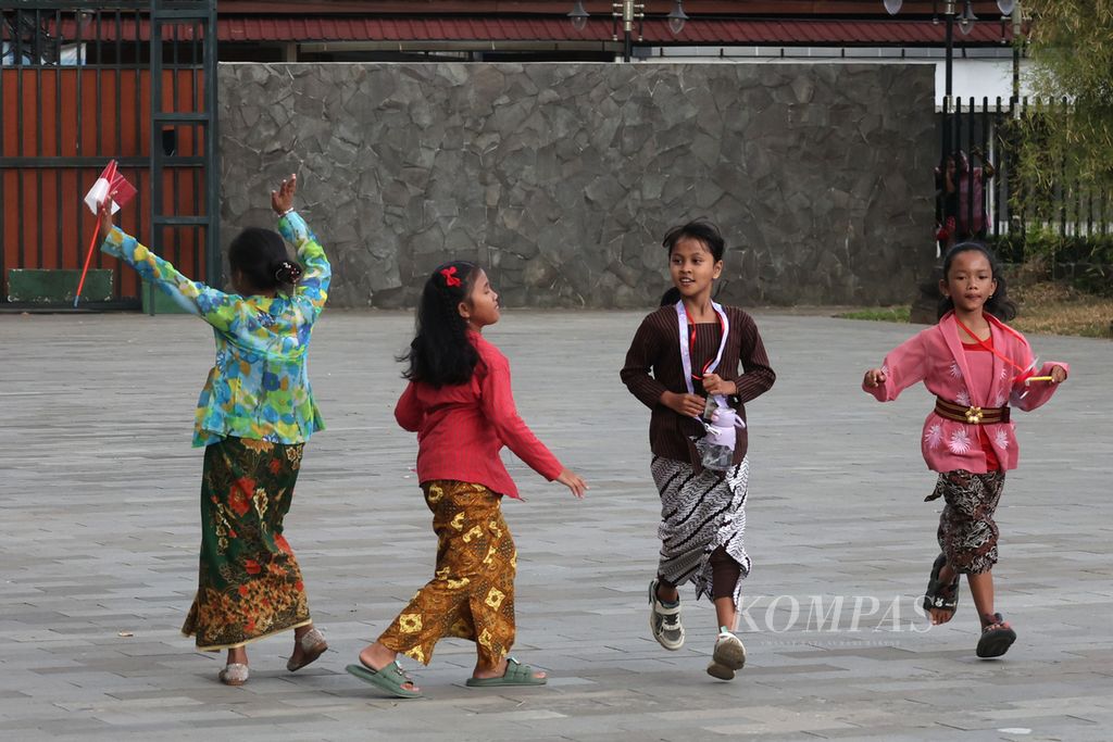 Anak-anak mengenakan kebaya saat mengikuti acara peringatan Hari Kebaya Nasional di kawasan Concourse Candi Borobudur, Magelang, Jawa Tengah, Rabu (24/7/2024). Peringatan Hari Kebaya Nasional yang pertama di tempat itu diikuti sekitar 1.500 perempuan berkebaya dari 42 organisasi. Pemerintah menetapkan 24 Juli sebagai Hari Kebaya Nasional sebagai wujud kebanggaan terhadap kebaya sebagai salah satu aset budaya bangsa.