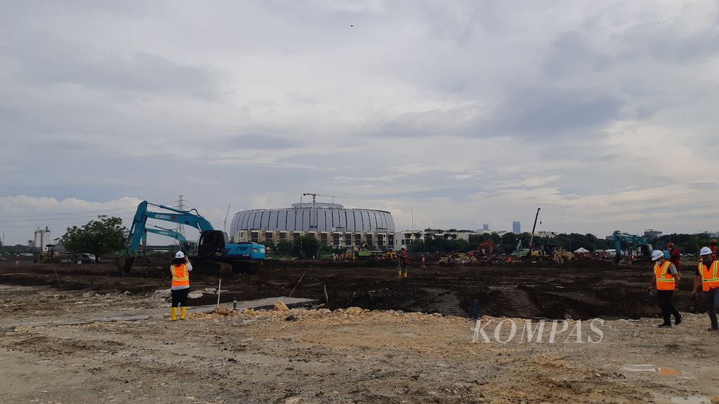 Para pekerja dari kontraktor Jaya Konstruksi menyelesaikan pengerjaan proyek lintasan untuk sirkuit Formula E di kawasan Ancol, Jakarta Utara, Rabu (23/2/2022). Pembangunan lintasan yang dimulai 3 Februari lalu, dijelaskan, sampai hari ini sudah mencapai 28,50 persen. Lintasan balapan sepanjang 2.400 meter itu ditargetkan selesai akhir Maret 2022.