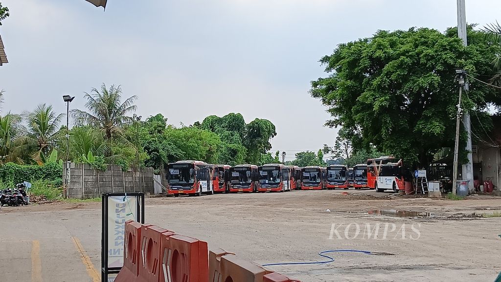 Puluhan bus Transjakarta terparkir di Depo Transjakarta Pinang Ranti, Jakarta Timur, Rabu (21/22/2022). Puluhan bus itu diduga mangkrak atau tak beroperasi.