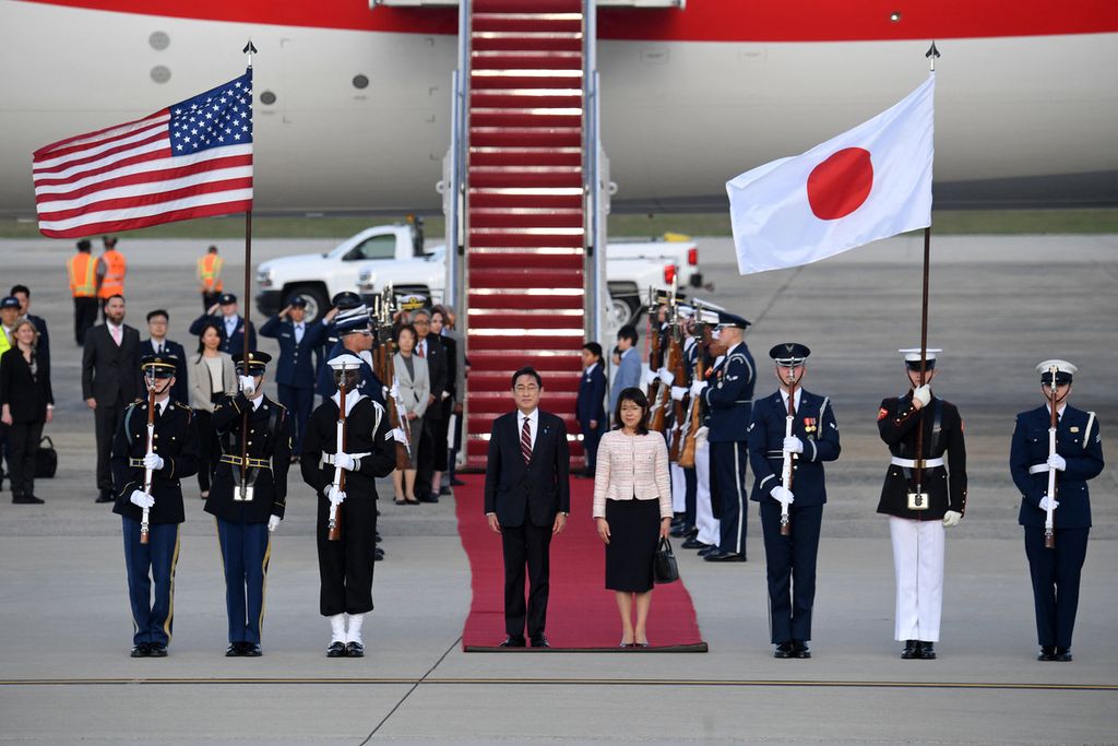 Perdana Menteri Jepang Fumio Kishida dan istrinya, Yuko Kishida, disambut dengan upacara militer usai mendarat di Pangkalan Udara Militer Andrews di Maryland, Amerika Serikat, Senin (8/4/2024). Kishida dijadwalkan akan bertemu Presiden AS Joe Biden, Rabu (10/4/2024), untuk membicarakan sejumlah topik, termasuk kerja sama militer AUKUS.  