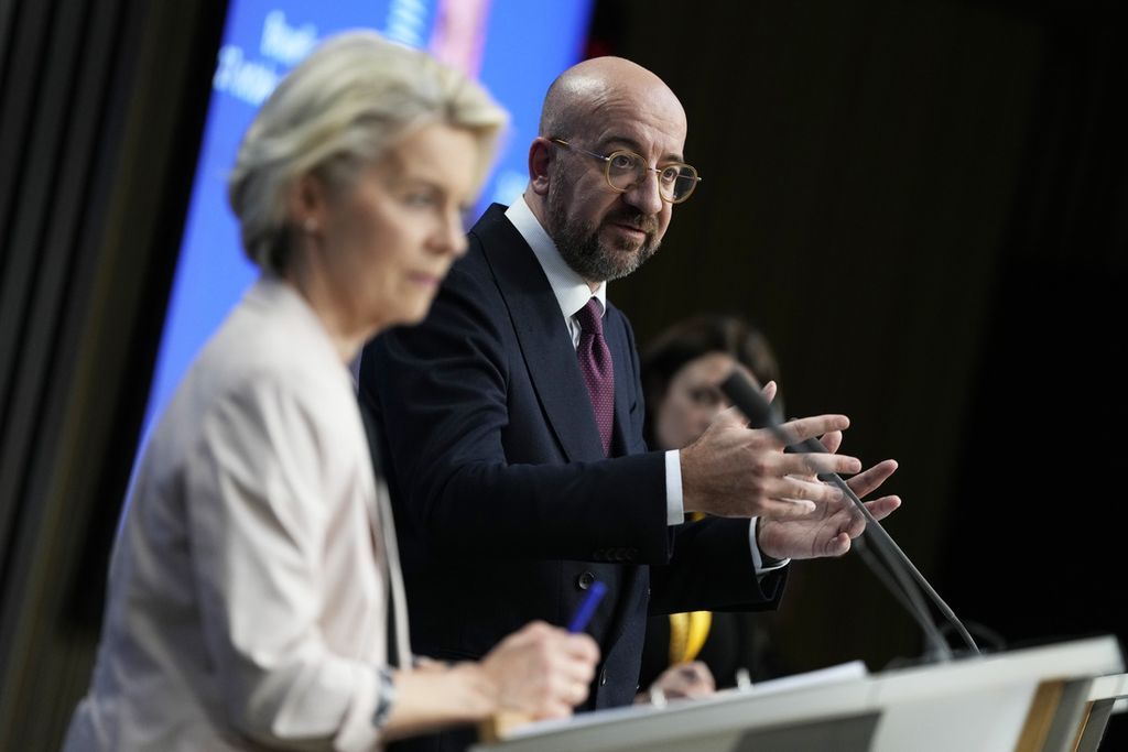 Presiden Dewan Eropa Charles Michel (kanan) didampingi Presiden Komisi Eropa Ursula von der Leyen (kiri) memberikan penjelasan tentang rencana pengiriman bantuan kemanusiaan bagi rakyat Palestina di Gaza usai KTT Uni Eropa di Brussels, Belgia, Jumat (27/10/2023).  (AP Photo/Virginia Mayo)