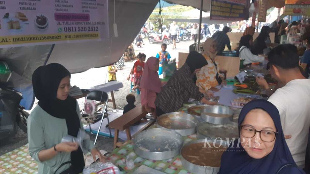 Ribuan warga padati pasar <i>wadai </i>di Jalan AIS Nasution, Kota Palangkaraya, Kalimantan Tengah, Selasa (12/3/2024). Berbagai macam kudapan khas Banjar dan kudapan lainnya dijual dalam pasar yang muncul setahun sekali.