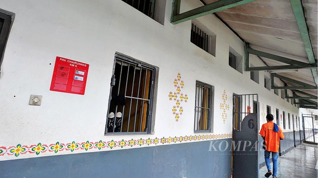 Ruang untuk tempat tidur para warga binaan di Lembaga Pemasyarakatan (Lapas) Khusus Anak Tangerang, Banten, Kamis (1/12). Gedung lapas yang pernah digunakan untuk akademi militer tersebut dibangun pada tahun 1925.