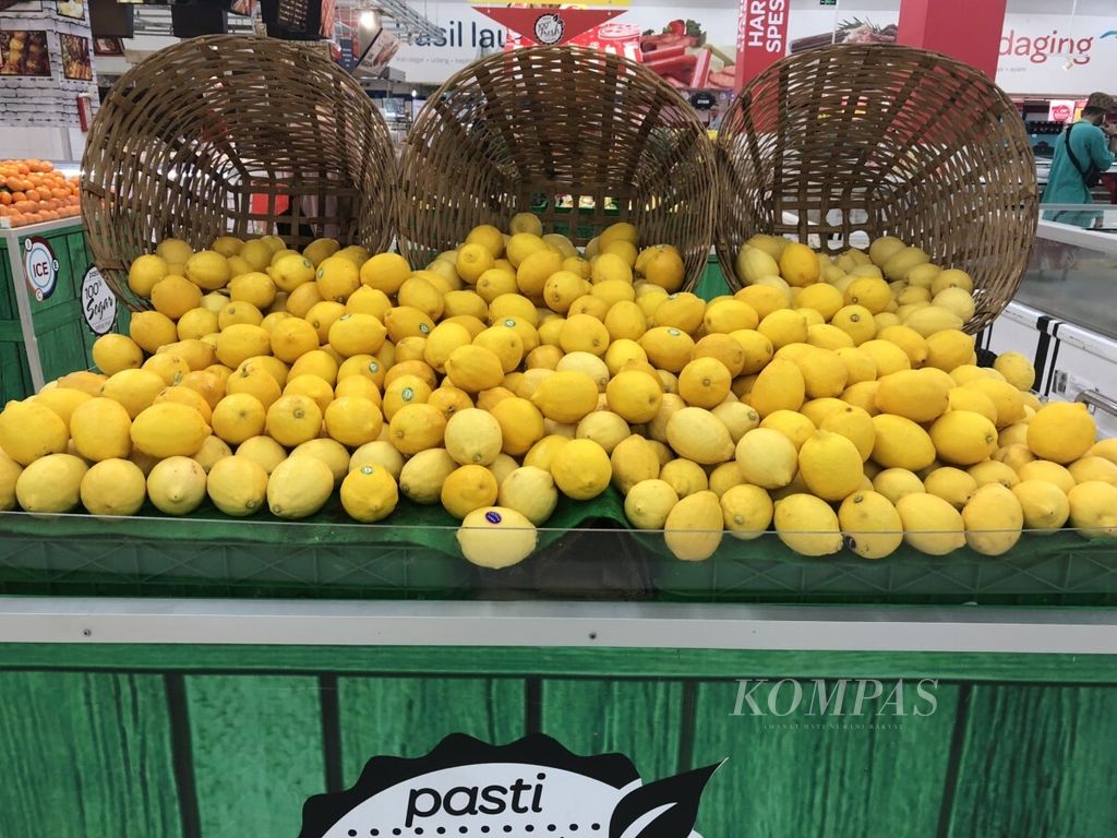 Lemon impor dari Australia dijual di salah satu supermarket.