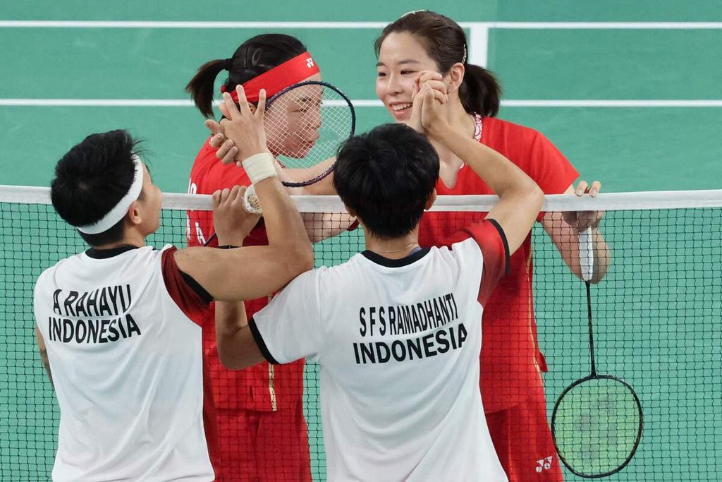 Ganda putri China, Chen Qing Chen/Jia Yi Fan, bersalaman dengan ganda putri Indonesia, Apriyani Rahayu/Siti Fadia Silva Ramadhanti, setelah pertandingan babak grup Olimpiade Paris 2024 di Port de la Chapelle Arena, Paris, Minggu (28/7/2024).